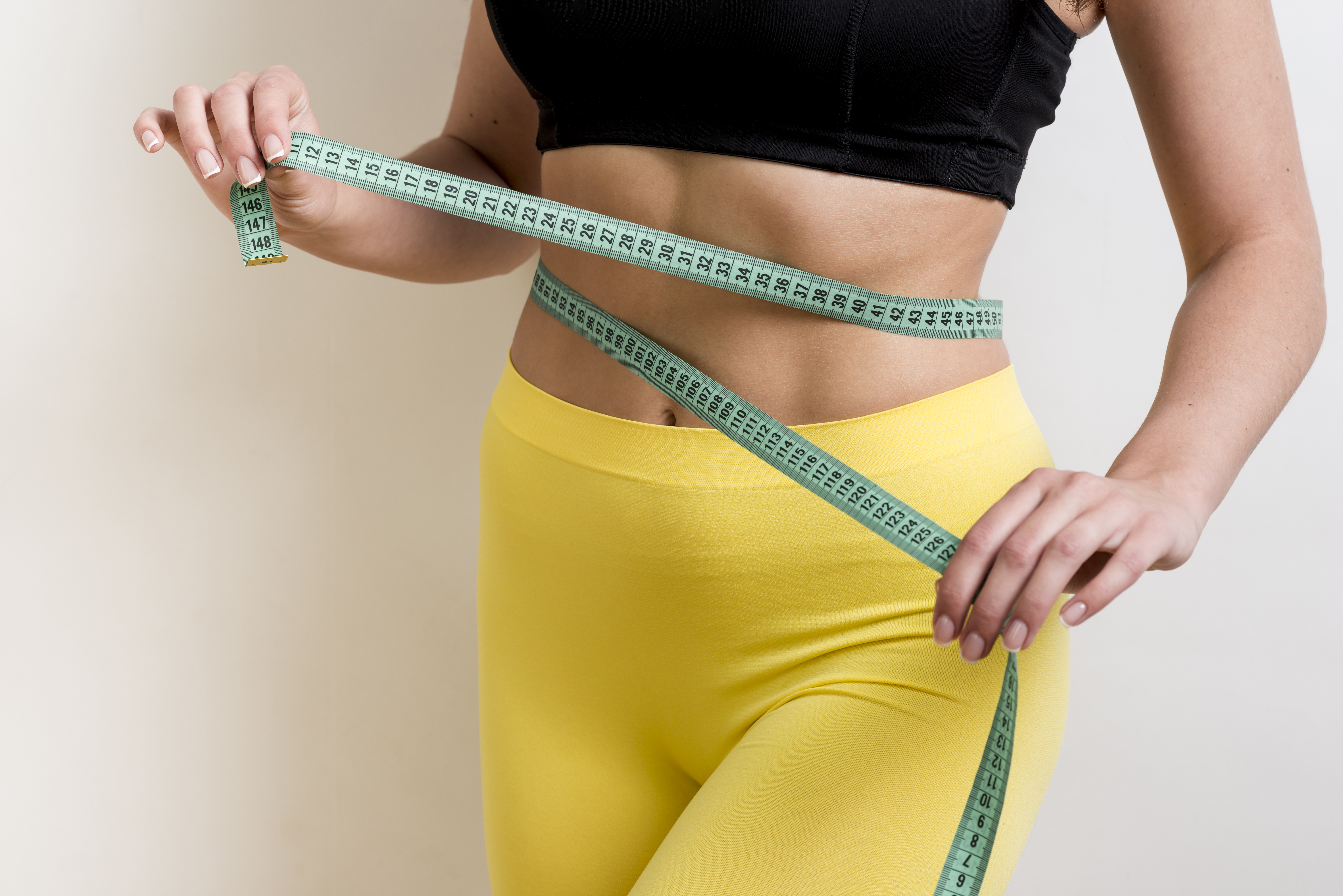 Femme mesurant sa taille après une séance de sport